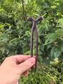 Épingle à cheveux en bois de santal brun foncé en forme de U dans un cadre naturel - Pied Haut Double Broche