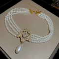 Gros plan du collier ras du cou en perles à quatre rangs avec pendentif brillant - 21# Collier-Doré Blanc Losange Goutte d'eau