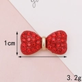 Detailansicht der roten Strass-Schleife mit 1 cm Höhe und 3,2 g Gewichtsspezifikationen - D278 Rot Lackierte Schleife (Klein)