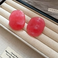 Dettaglio di orecchini a perno in resina rosa con finitura spazzolata su espositore - Texture Spazzolata (Perno in Argento) / Rosa