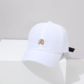 Détail de la casquette de baseball en mesh blanc avec lettre A brodée marron - 52-54cm / A Blanc