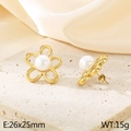 Pendientes de flores doradas con perlas blancas sobre un pedestal de piedra beige - 26x25mm / Dorado/Perla Blanca (KE115688-GC)
