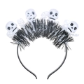 Detail von Halloween Haarreif mit weißem Totenkopf und schwarz-weißem Lametta - Pelziger Geist/Totenkopf