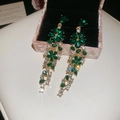 Vue détaillée de boucles d'oreilles fleuries avec strass verts et longs pompons dorés - 40# Tige en argent - Vert - Style pompon