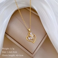 Makroaufnahme der goldenen Herz-Halskette mit Kristallen sowie Gewichts- und Maßangaben - Herz Schmetterling Stil (C520) / Gold