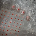 Autocollants nail art cœur rouge et rayons dorés sur fond nacré pour manucure chic - Style Rayon de Soleil Coeur Rouge (CO-537)