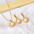 Set gioielli in acciaio inossidabile dorato con perle bianche e pendente rotondo - Set di Perle