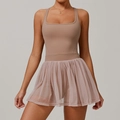 Ärmelloses beiges Sportkleid mit plissiertem Netzrock und integrierter Shorts - S / Korallenkaffee