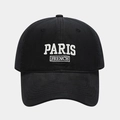 Dettaglio del ricamo bianco Paris French su un berretto di cotone nero di qualità - Nero
