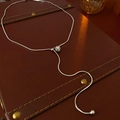 Dettaglio della collana a Y in argento a maglia serpente con chiusura e ciondolo a sfera - Argento