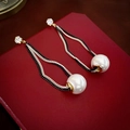 Dettaglio di orecchini lunghi a nappa con perle lucenti e borchie in zircone - Catena di Perle Bianca e Nera (Perno in Argento)