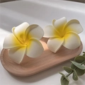 Pinzas para el cabello de flores de plumeria en espuma blanca y amarilla en bandeja - Plumeria Grande (10cm)