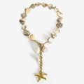 Collana in acciaio al titanio con ciondolo a stella marina e conchiglie su sfondo bianco - Stile Ciondolo Stella Marina Dorata