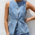 Gilet in denim blu da donna senza maniche con bottoni a contrasto e tasche in vita - S / Top blu chiaro