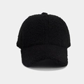 Dettaglio del cappello da baseball nero in pile di agnello con trama calda e soffice - Regolabile / Nero