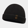 Détail d'un bonnet en maille noire avec écusson brodé jaune et design à bord replié - Taille unique / Gris et Noir