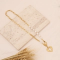 Goldene Herzanhänger-Halskette mit weißen Perlen auf minimalistischem Steinuntergrund - Unregelmäßiger Herz-Perlen-Stitching-Stil (1#)