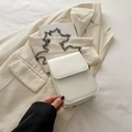 Piccola borsa bianca a tracolla minimalista con catena grigio scuro e finitura lucida - Bianco