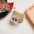 Vista macro del soporte de espejo para móvil con forma de oso rosa y detalles monis - Rosa
