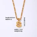 Collana con pendente lettera S dorata e catena Figaro in acciaio inossidabile lucido - Lettera S / Oro