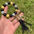 Bracciale portachiavi con perline in silicone a macchia di leopardo e nappina nera - Combinazione Smiley Nero Oro (A8)
