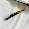 Pasador francés de acetato de carey con diseño de lazo sobre tela blanca fina - Color Oscuro