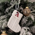 Weißer Strick-Weihnachtssocke mit rot besticktem Buchstaben A am festlichen Baum - Bestickte kleine Strickstrumpf Weiß A