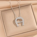 Collier en acier argenté avec pendentif A en fer à cheval et cristaux clairs - 546 Collier Fer à Cheval A en Argent