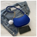 Detalle del bolso de hombro en ante azul real con acolchado en V y un suave pompón blanco - Azul