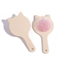 Spazzola beige con orecchie da gatto che mostra setole anteriori e retro - Gatto giallo con cuscino rosa