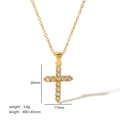 Collar de cruz de acero inoxidable chapado en oro de 18k con diamantes sobre fondo blanco - Estilo de Cruz de Pavé Simple (TN3324)