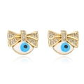 Detailansicht vergoldeter Schleifen-Ohrstecker mit Evil Eye Emaille und Zirkonia-Steinen - Gold Schleife Böser Blick