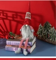 Détail d'un gnome de Noël avec un bonnet rouge à flocons et de longues jambes rayées - Poupée sans visage à longues jambes / Rouge