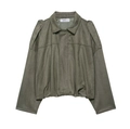 Détail du blouson aviateur en daim vert olive montrant le col et l'étiquette de marque - XS / Vert olive