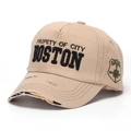 Detail der Boston-Stickerei auf khakifarbener Vintage-Baseballkappe mit Rissen - Khaki (C)