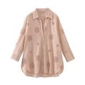Detail van een lichtroze shirt met lange mouwen, opengewerkte borduursels en knopen - XS / Nude Top