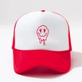 Gorra trucker roja y blanca con estampado de carita sonriente y ojos de corazón casual - Rojo