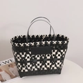 Bolso cesta tejido a mano con cuadros blancos y negros y asas redondas transparentes - Negro