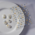 Vue détaillée d'autocollants pour ongles marguerites avec motifs floraux bleus et jaunes - FEB-516 Marguerite Bleu Jaune Blanc