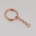 Llavero de acero inoxidable de 25mm en oro rosa con cadena y acabado de espejo pulido - Oro rosa