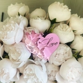 Gros plan d'un cake topper cœur en acrylique rose avec papillon et gravure Love - Papillon Cœur Love / Rose Miroir Rouge
