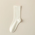Minimalistische cremeweiße Wadenstrümpfe aus gekämmter Baumwolle mit gerippten Bündchen - Einheitsgröße / Glatt Beige