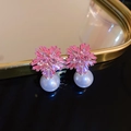 Detalle macro de pendientes dorados con flores de circón rosa y perlas blancas - Aleación/Circonita Rosa/Perla de Imitación/Pin de Plata 925 / Circonita Rosa (Pin de Plata 925)