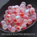 Primer plano de cuentas de vidrio rojo esmerilado de 12mm con pan de oro en bandeja - 12mm Sin Agujeros / Rojo Iridiscente