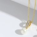 Collar dorado estilo gótico con anillo de circonitas brillantes y colgante de perla blanca - Colgante de Perla Artificial / Dorado