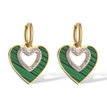 Primer plano de aros dorados con colgantes de corazón en malaquita verde y pedrería - Oro-Corazón Verde