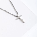 Pendentif croix en acier inoxydable poli avec une chaîne à boîte ronde détaillée - Argent Petit