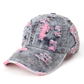 Detalle de gorra de béisbol vaquera desgastada con agujeros rosas y efecto lavado - Ajustable / Denim Azul-Rosa