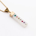 Collana dorata con ciondolo in cristallo bianco e sette strass colorati su sfondo bianco - Catena a Corda da 60CM Pendente 7 Chakra / Oro + Bianco (NSN00278)