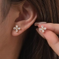 Boucles d'oreilles fleurs à quatre pétales avec zircons et finition en or 18 carats - Boucles d'oreilles clous trèfle en diamant / Or